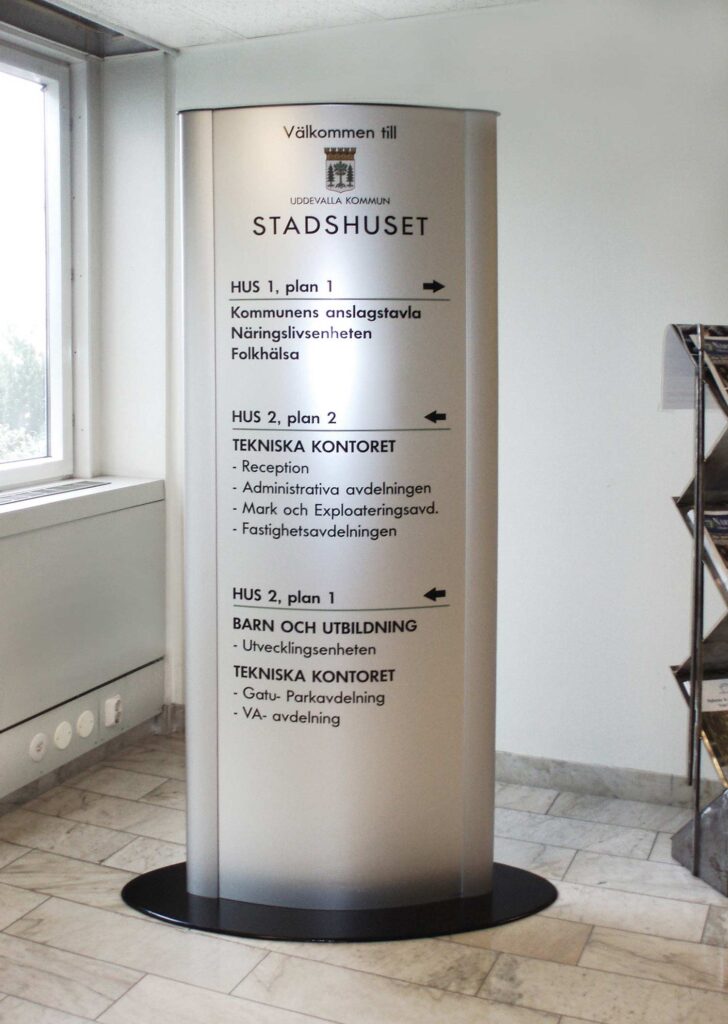 pylon-skyltpelare-entreskylt-tm293