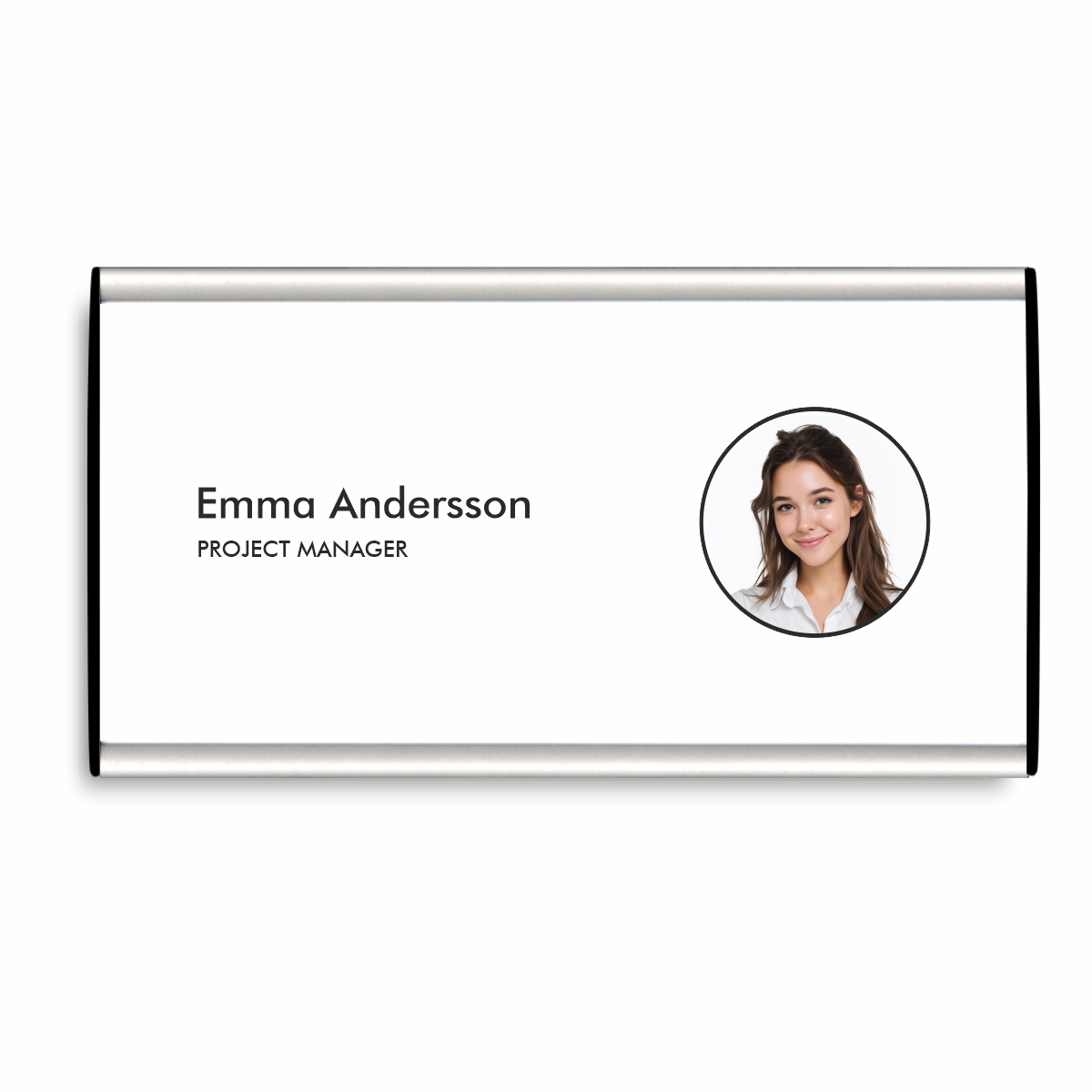 Välvd namnskylt med aluminiumram i storlek 200 x 105 mm med svarta ändstycken, med en bild på en kvinna och hennes namn och yrke tryckt på skylten