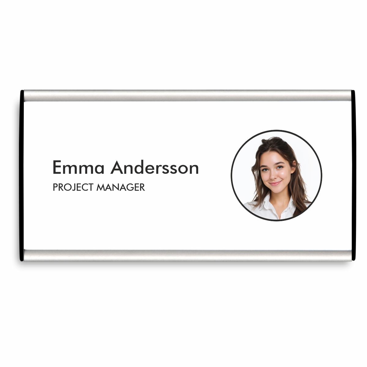 Välvd namnskylt med aluminiumram i storlek 210 x 105 mm med svarta ändstycken, med en bild på en kvinna och hennes namn och yrke tryckt på skylten