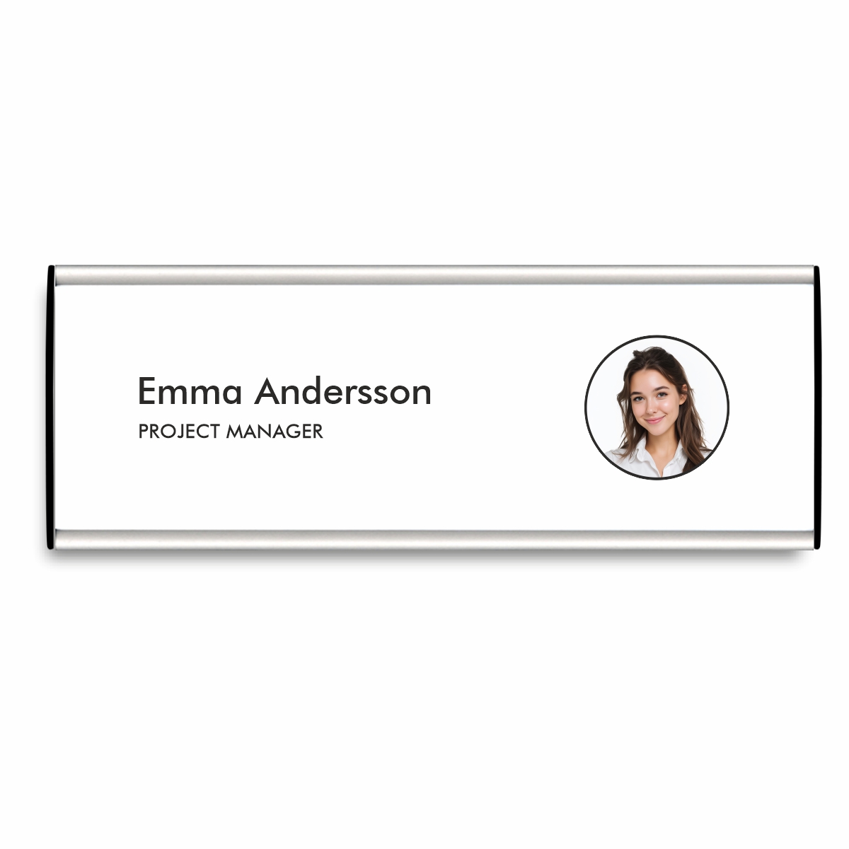 Välvd namnskylt med aluminiumram i storlek 210 x 74 mm med svarta ändstycken, med en bild på en kvinna och hennes namn och yrke tryckt på skylten