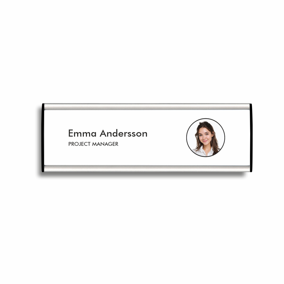 Välvd namnskylt med aluminiumram i storlek 180 x 53 mm med svarta ändstycken, med en bild på en kvinna och hennes namn och yrke tryckt på skylten