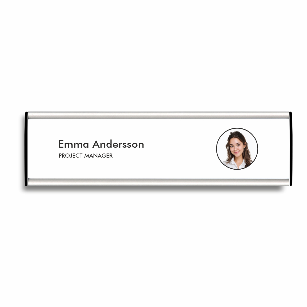 Välvd namnskylt med aluminiumram i storlek 200 x 53 mm med svarta ändstycken, med en bild på en kvinna och hennes namn och yrke tryckt på skylten