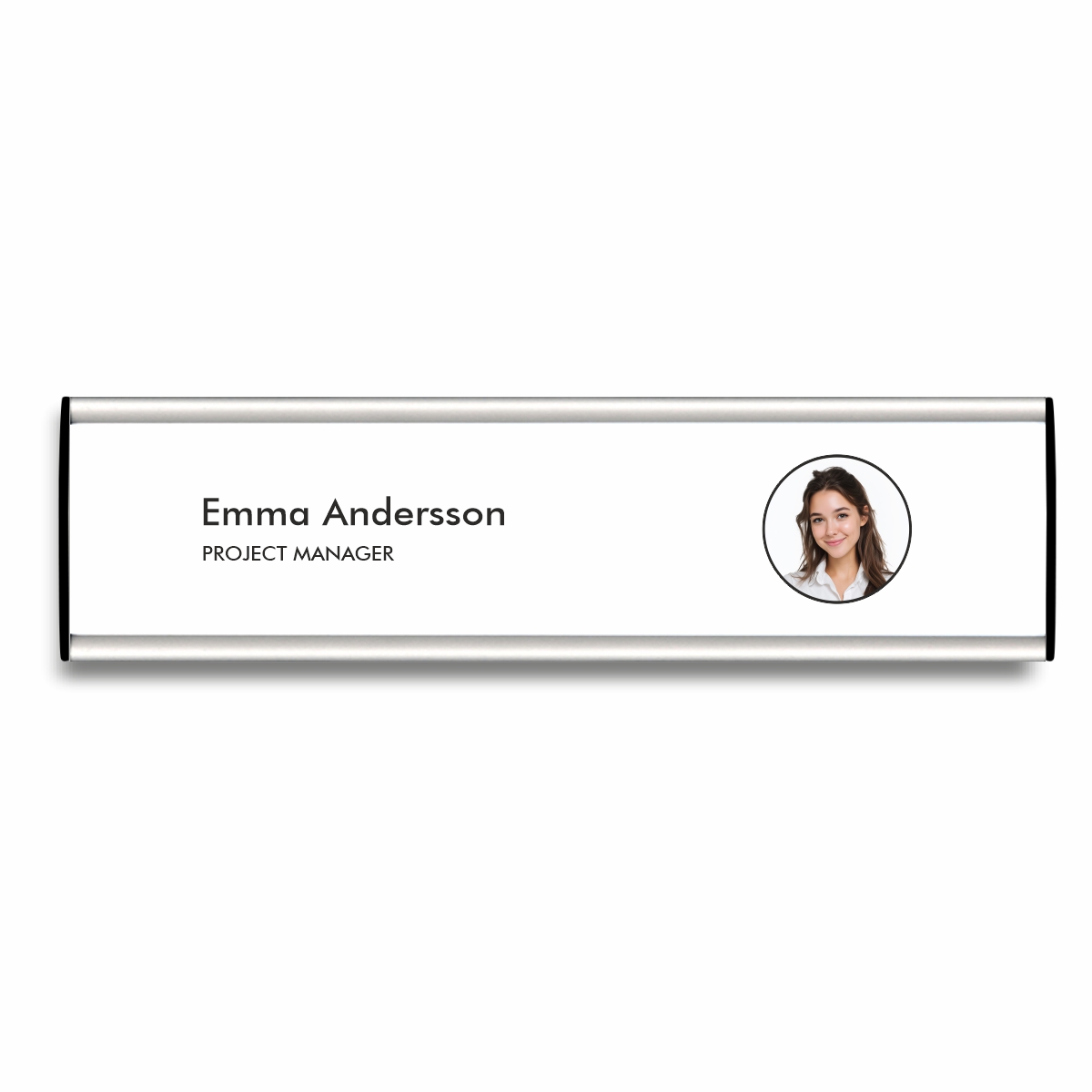 Välvd namnskylt med aluminiumram i storlek 210 x 53 mm med svarta ändstycken, med en bild på en kvinna och hennes namn och yrke tryckt på skylten