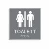 Grå och vit toalett­skylt i storlek 150 x 150 mm med en tunn aluminiumram, med piktogram av en kvinna och en man separerade av ett vertikalt streck, texten toalett står under symbolerna och punktskrift längst ned