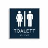 Mörkblå och vit toalett­skylt i storlek 150 x 150 mm med en tunn aluminiumram, med piktogram av en kvinna och en man separerade av ett vertikalt streck, texten toalett står under symbolerna och punktskrift längst ned