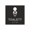 Svart och vit toalett­skylt med piktogram av en toalettstol, texten toalett står under symbolen och punktskrift längst ned