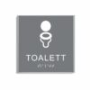 Grå och vit toalett­skylt i storlek 150 x 150 mm med en tunn aluminiumram, med piktogram av en toalettstol, texten toalett står under symbolen och punktskrift längst ned