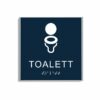 Mörkblå och vit toalett­skylt i storlek 150 x 150 mm med en tunn aluminiumram, med piktogram av en toalettstol, texten toalett står under symbolen och punktskrift längst ned