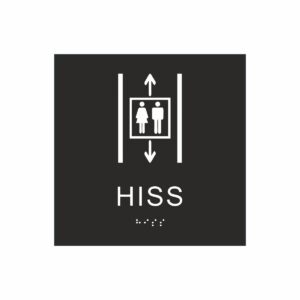 Svart och vit hisskylt med piktogram av två personer i en hiss med upp- och nedåtpilar ovanför och under symbolen, texten hiss står under symbolen och punktskrift längst ned