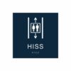 Mörkblå och vit hisskylt med piktogram av två personer i en hiss med upp- och nedåtpilar ovanför och under symbolen, texten hiss står under symbolen och punktskrift längst ned