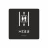 Svart och vit hisskylt med piktogram av två personer i en hiss med upp- och nedåtpilar ovanför och under symbolen, texten hiss står under symbolen och punktskrift längst ned