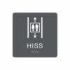 Charcoalgrå och vit hisskylt med piktogram av två personer i en hiss med upp- och nedåtpilar ovanför och under symbolen, texten hiss står under symbolen och punktskrift längst ned