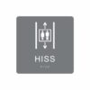 Grå och vit hisskylt med piktogram av två personer i en hiss med upp- och nedåtpilar ovanför och under symbolen, texten hiss står under symbolen och punktskrift längst ned