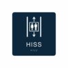 Mörkblå och vit hisskylt med piktogram av två personer i en hiss med upp- och nedåtpilar ovanför och under symbolen, texten hiss står under symbolen och punktskrift längst ned