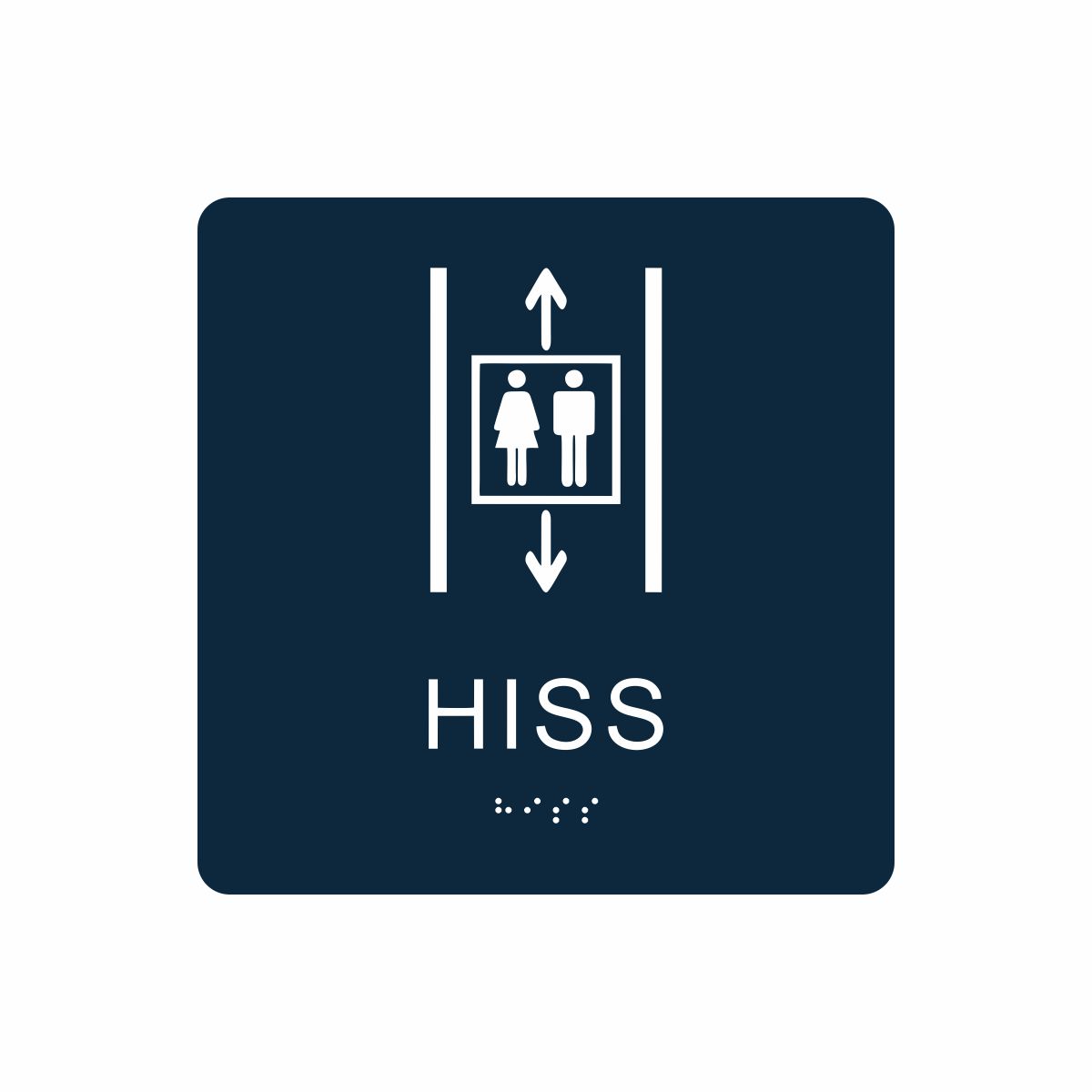 Mörkblå och vit hisskylt med piktogram av två personer i en hiss med upp- och nedåtpilar ovanför och under symbolen, texten hiss står under symbolen och punktskrift längst ned