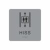 Silvergrå och svart hisskylt med piktogram av två personer i en hiss med upp- och nedåtpilar ovanför och under symbolen, texten hiss står under symbolen och punktskrift längst ned