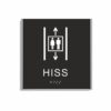 Svart och vit hisskylt i storlek 150 x 150 mm med en tunn aluminiumram, med piktogram av två personer i en hiss med upp- och nedåtpilar ovanför och under symbolen, texten hiss står under symbolen och punktskrift längst ned