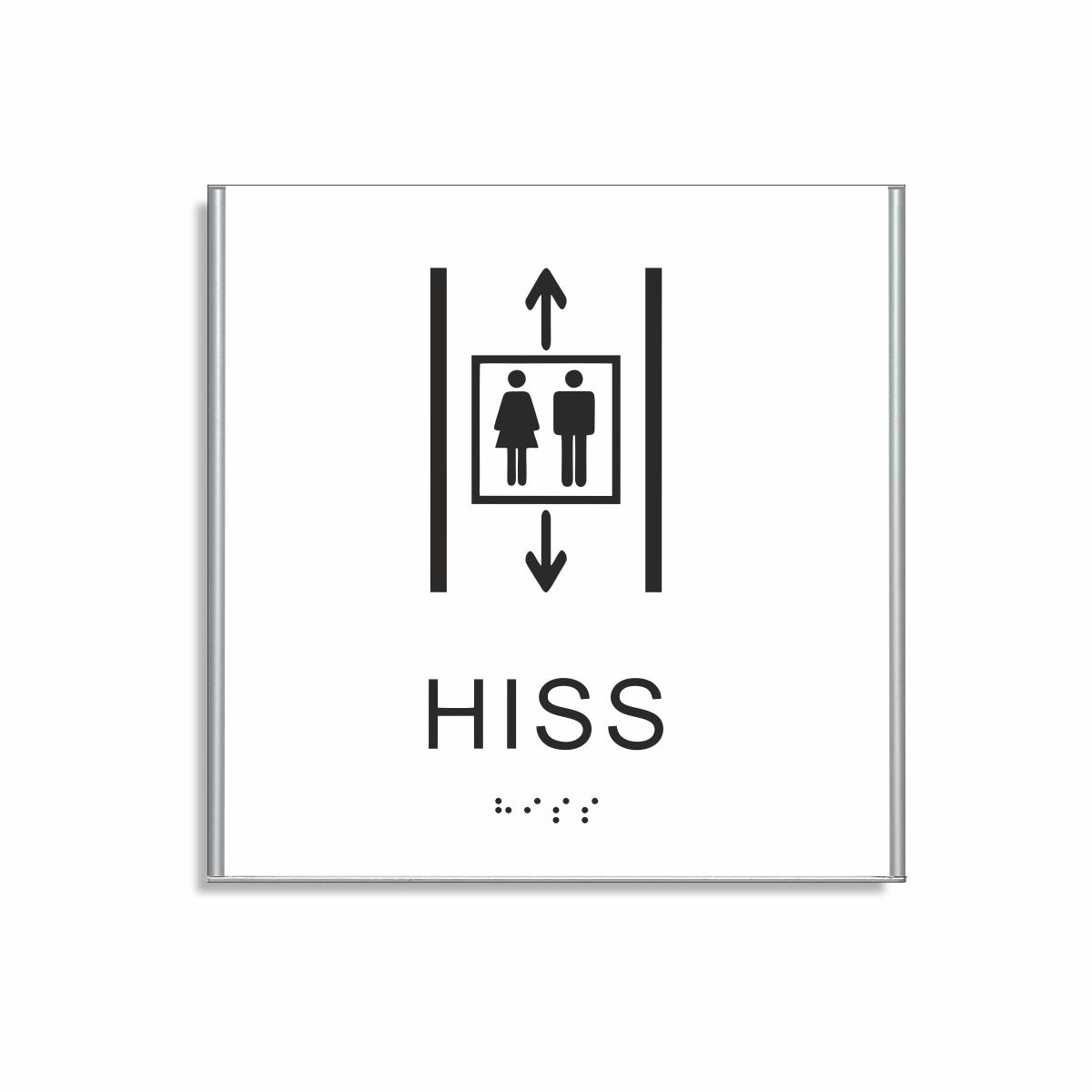 Vit och svart hisskylt i storlek 150 x 150 mm med en tunn aluminiumram, med piktogram av två personer i en hiss med upp- och nedåtpilar ovanför och under symbolen, texten hiss står under symbolen och punktskrift längst ned