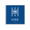 Blå och vit hisskylt i storlek 150 x 150 mm med en tunn aluminiumram, med piktogram av två personer i en hiss med upp- och nedåtpilar ovanför och under symbolen, texten hiss står under symbolen och punktskrift längst ned