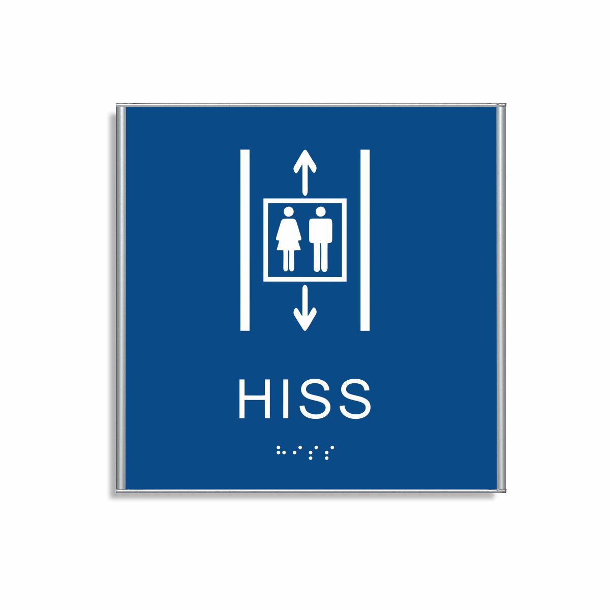 Blå och vit hisskylt i storlek 150 x 150 mm med en tunn aluminiumram, med piktogram av två personer i en hiss med upp- och nedåtpilar ovanför och under symbolen, texten hiss står under symbolen och punktskrift längst ned