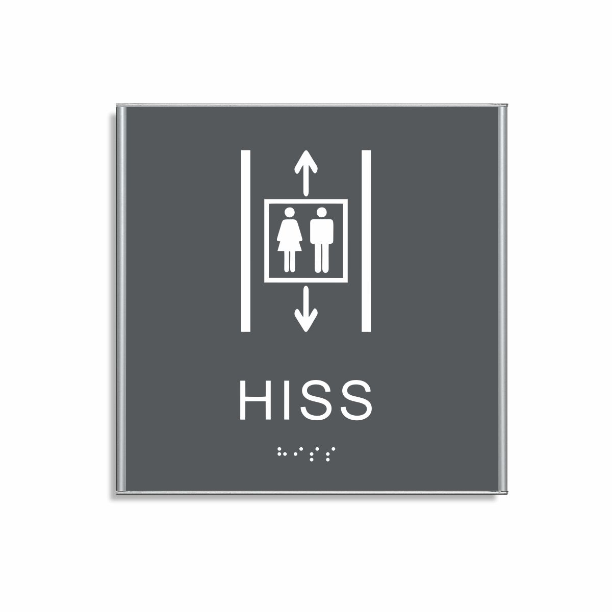 Charcoal grå och vit hisskylt i storlek 150 x 150 mm med en tunn aluminiumram, med piktogram av två personer i en hiss med upp- och nedåtpilar ovanför och under symbolen, texten hiss står under symbolen och punktskrift längst ned