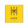 Gul och svart hisskylt i storlek 150 x 150 mm med en tunn aluminiumram, med piktogram av två personer i en hiss med upp- och nedåtpilar ovanför och under symbolen, texten hiss står under symbolen och punktskrift längst ned
