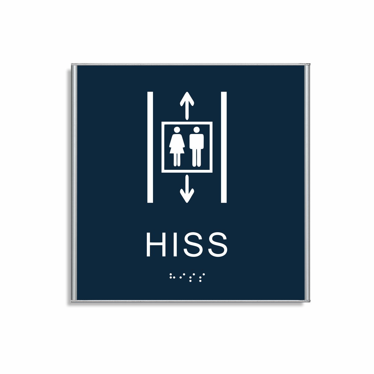 Mörkblå och vit hisskylt i storlek 150 x 150 mm med en tunn aluminiumram, med piktogram av två personer i en hiss med upp- och nedåtpilar ovanför och under symbolen, texten hiss står under symbolen och punktskrift längst ned