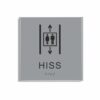 Silvergrå och svart hisskylt i storlek 150 x 150 mm med en tunn aluminiumram, med piktogram av två personer i en hiss med upp- och nedåtpilar ovanför och under symbolen, texten hiss står under symbolen och punktskrift längst ned