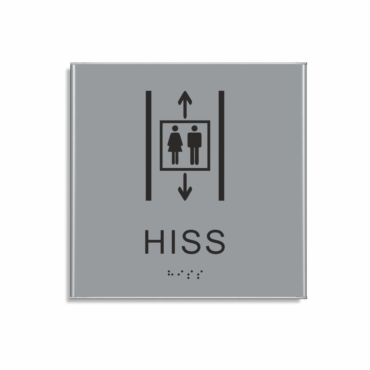 Silvergrå och svart hisskylt i storlek 150 x 150 mm med en tunn aluminiumram, med piktogram av två personer i en hiss med upp- och nedåtpilar ovanför och under symbolen, texten hiss står under symbolen och punktskrift längst ned