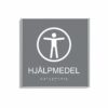 Grå och vit skylt för hjälpmedel i storlek 150 x 150 mm med en tunn aluminiumram, med piktogram av en människa med utsträckta armar inuti en cirkel, texten hjälpmedel står under symbolen och punktskrift längst ned