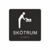 Svart och vit skylt för skötrum med piktogram av en person som byter blöja på ett barn på skötbord, texten skötrum står under symbolen och punktskrift längst ned