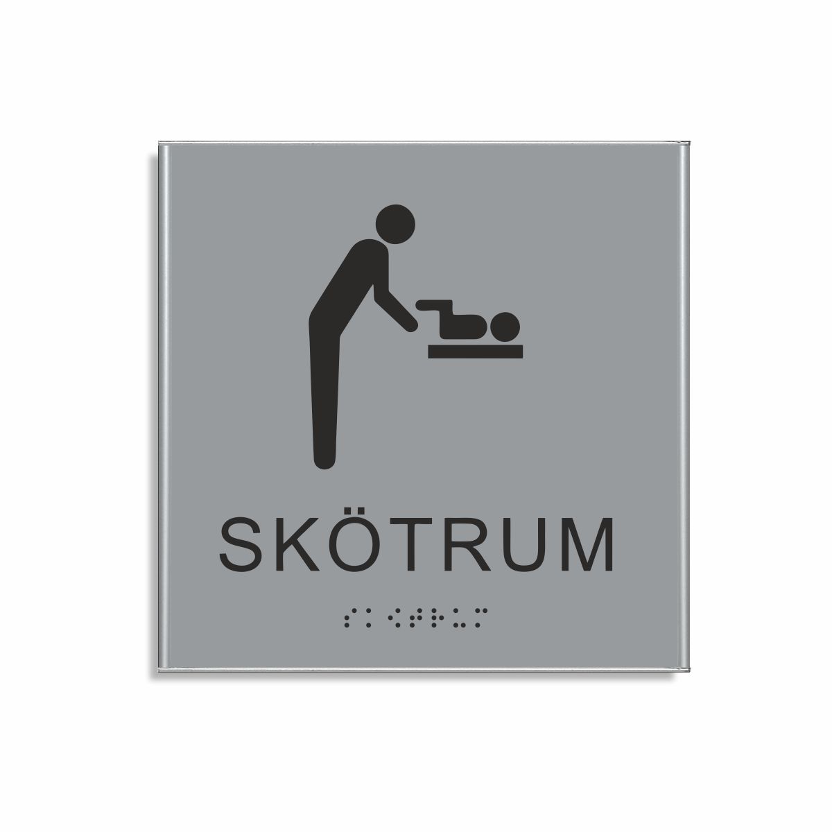 Silvergrå och svart skylt för skötrum i storlek 150 x 150 mm med en tunn aluminiumram, med piktogram av en person som byter blöja på ett barn på skötbord, texten skötrum står under symbolen och punktskrift längst ned