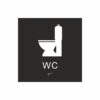 Svart och vit toalett­skylt med piktogram av en toalettstol, texten wc står under symbolen och punktskrift längst ned
