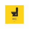 Gul och svart toalett­skylt med piktogram av en toalettstol, texten wc står under symbolen och punktskrift längst ned