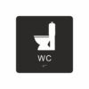 Svart och vit toalett­skylt med piktogram av en toalettstol, texten wc står under symbolen och punktskrift längst ned