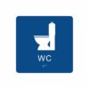 Blå och vit toalett­skylt med piktogram av en toalettstol, texten wc står under symbolen och punktskrift längst ned