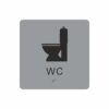 Silvergrå och svart toalett­skylt med piktogram av en toalettstol, texten wc står under symbolen och punktskrift längst ned
