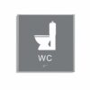 Grå och vit toalett­skylt i storlek 150 x 150 mm med en tunn aluminiumram, med piktogram av en toalettstol, texten wc står under symbolen och punktskrift längst ned