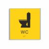 Gul och svart toalett­skylt i storlek 150 x 150 mm med en tunn aluminiumram, med piktogram av en toalettstol, texten wc står under symbolen och punktskrift längst ned