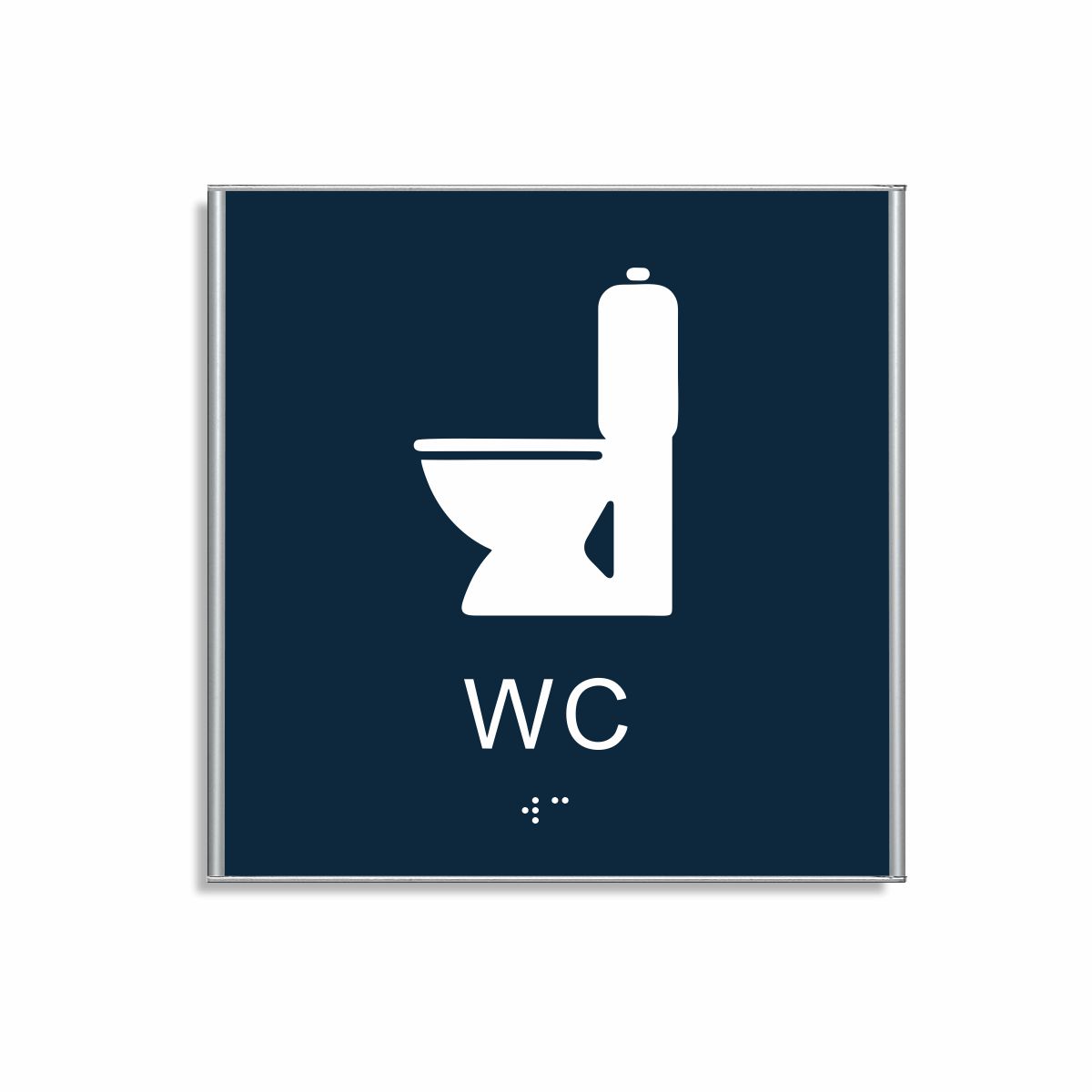 Mörkblå och vit toalett­skylt i storlek 150 x 150 mm med en tunn aluminiumram, med piktogram av en toalettstol, texten wc står under symbolen och punktskrift längst ned
