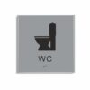 Silvergrå och svart toalett­skylt i storlek 150 x 150 mm med en tunn aluminiumram, med piktogram av en toalettstol, texten wc står under symbolen och punktskrift längst ned