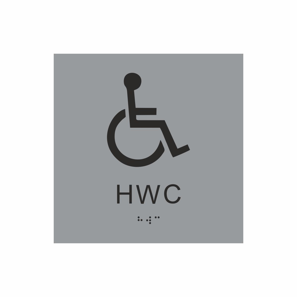 Silvergrå och svart toalett­skylt med piktogram av en rullstol, texten hwc står under symbolen och punktskrift längst ned