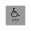 Silvergrå och svart toalett­skylt med piktogram av en rullstol, texten hwc står under symbolen och punktskrift längst ned