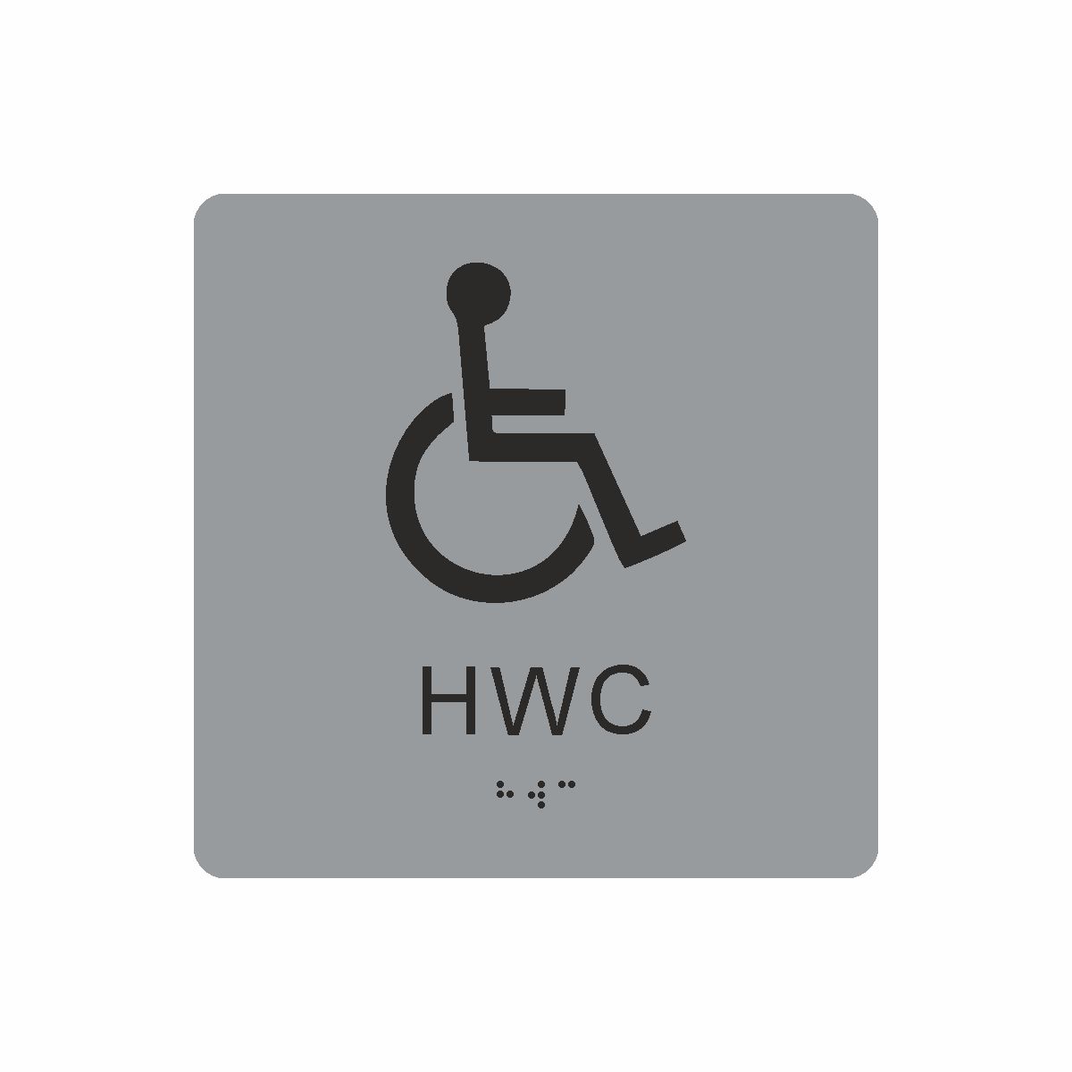 Silvergrå och svart toalett­skylt med piktogram av en rullstol, texten hwc står under symbolen och punktskrift längst ned