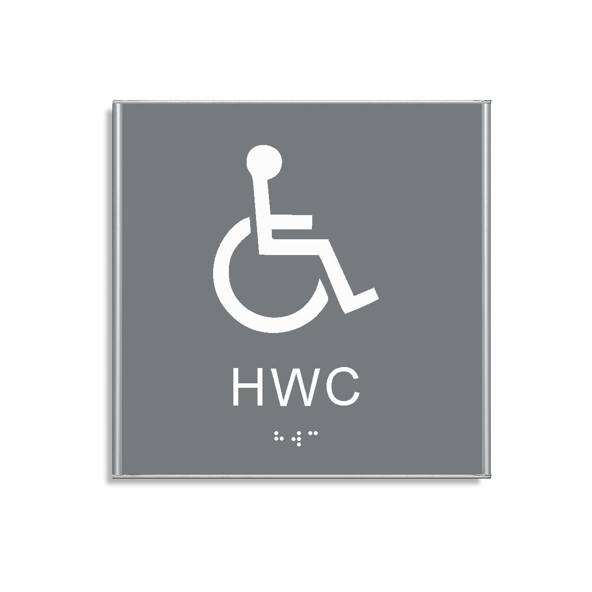 Grå och vit toalett­skylt i storlek 150 x 150 mm med en tunn aluminiumram, med piktogram av en rullstol, texten hwc står under symbolen och punktskrift längst ned