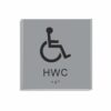Silvergrå och svart toalett­skylt i storlek 150 x 150 mm med en tunn aluminiumram, med piktogram av en rullstol, texten hwc står under symbolen och punktskrift längst ned