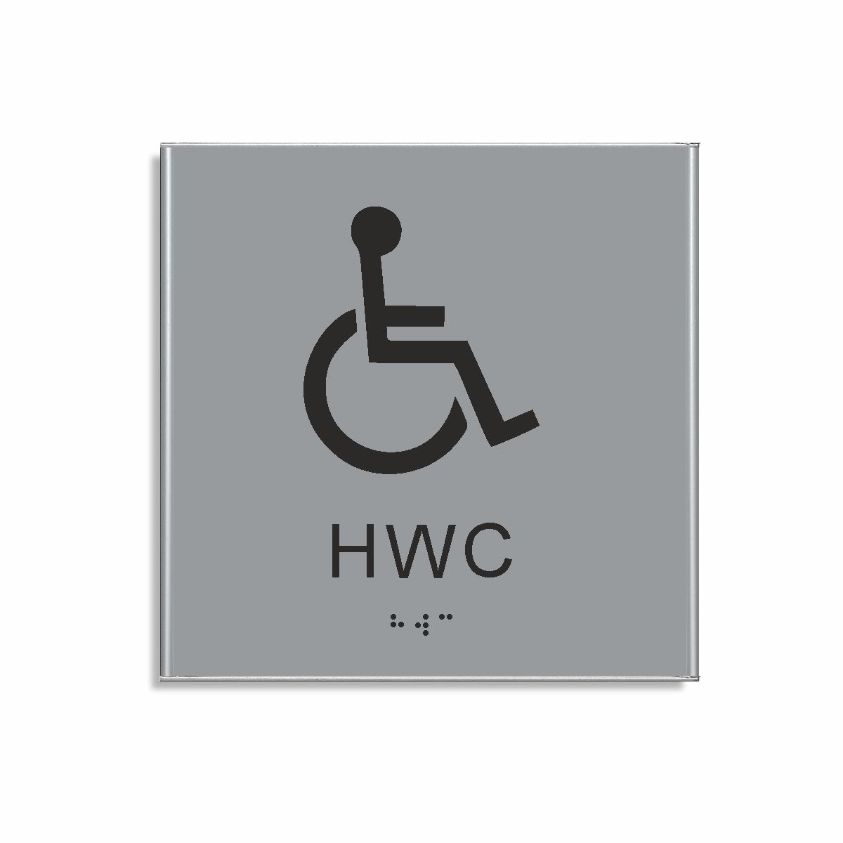Silvergrå och svart toalett­skylt i storlek 150 x 150 mm med en tunn aluminiumram, med piktogram av en rullstol, texten hwc står under symbolen och punktskrift längst ned