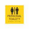 Gul och svart skylt för personaltoalett med piktogram av en kvinna och en man åtskilda av ett lodrätt streck, texten personal toalett står under symbolen och punktskrift längst ned