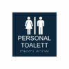 Mörkblå och vit skylt för personaltoalett med piktogram av en kvinna och en man åtskilda av ett lodrätt streck, texten personal toalett står under symbolen och punktskrift längst ned