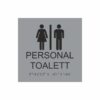 Silvergrå och svart skylt för personaltoalett med piktogram av en kvinna och en man åtskilda av ett lodrätt streck, texten personal toalett står under symbolen och punktskrift längst ned